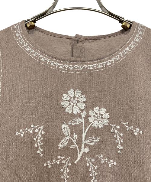 TSUHARU by samansa Mos2（ツハル バイ サマンサモスモス）TSUHARU by samansa Mos2 (ツハル バイ サマンサモスモス) 配色刺繍ワンピース ベージュ サイズ:FREEの古着・服飾アイテム