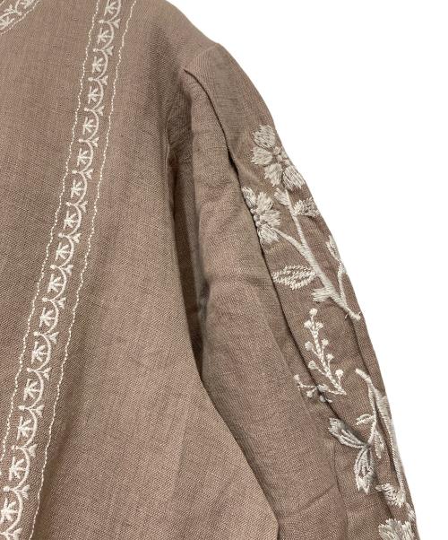 TSUHARU by samansa Mos2（ツハル バイ サマンサモスモス）TSUHARU by samansa Mos2 (ツハル バイ サマンサモスモス) 配色刺繍ワンピース ベージュ サイズ:FREEの古着・服飾アイテム