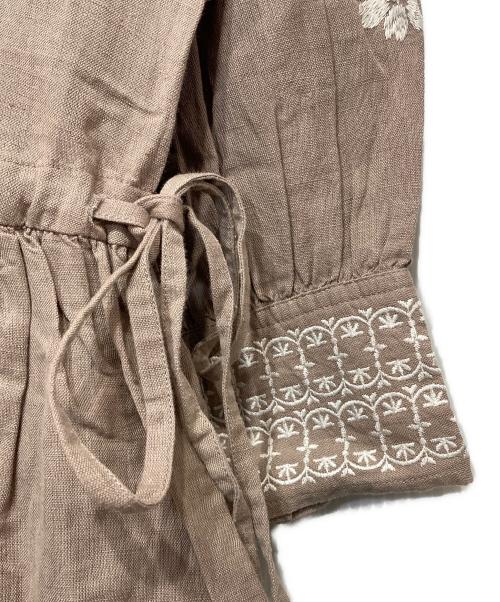 TSUHARU by samansa Mos2（ツハル バイ サマンサモスモス）TSUHARU by samansa Mos2 (ツハル バイ サマンサモスモス) 配色刺繍ワンピース ベージュ サイズ:FREEの古着・服飾アイテム