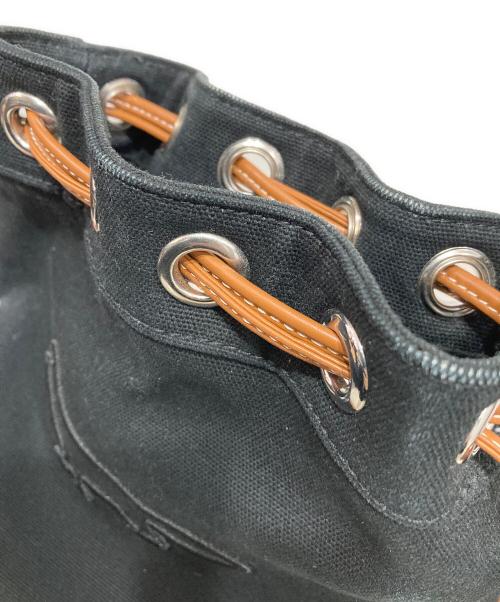 maison kitsune（メゾンキツネ）maison kitsune (メゾンキツネ) CONTOUR FOX BUCKET BAG ブラックの古着・服飾アイテム