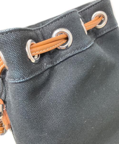 maison kitsune（メゾンキツネ）maison kitsune (メゾンキツネ) CONTOUR FOX BUCKET BAG ブラックの古着・服飾アイテム