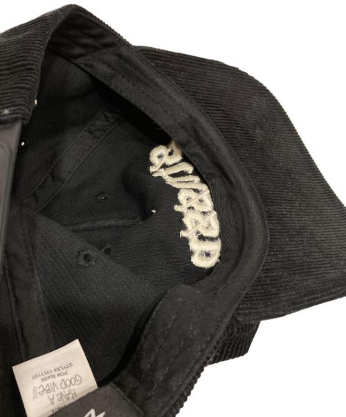 stussy（ステューシー）stussy (ステューシー) MID-DEPTH OLD ENGLISH SNAPBACK BLACK ブラックの古着・服飾アイテム