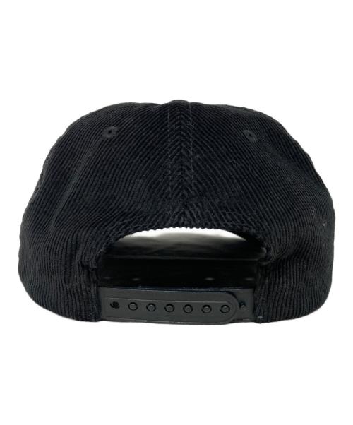 stussy（ステューシー）stussy (ステューシー) MID-DEPTH OLD ENGLISH SNAPBACK BLACK ブラックの古着・服飾アイテム