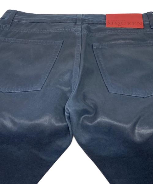 ALEXANDER McQUEEN（アレキサンダーマックイーン）ALEXANDER McQUEEN (アレキサンダーマックイーン) コーティングデニムパンツ ネイビー サイズ:48の古着・服飾アイテム