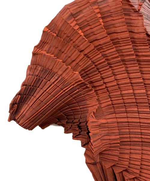 ISSEY MIYAKE（イッセイミヤケ）ISSEY MIYAKE (イッセイミヤケ) 斜めデザイン変形プリーツカットソー ブラウン サイズ:Mの古着・服飾アイテム