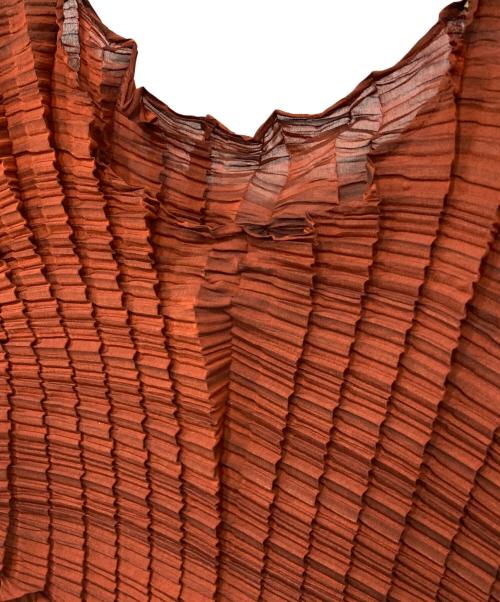 ISSEY MIYAKE（イッセイミヤケ）ISSEY MIYAKE (イッセイミヤケ) 斜めデザイン変形プリーツカットソー ブラウン サイズ:Mの古着・服飾アイテム