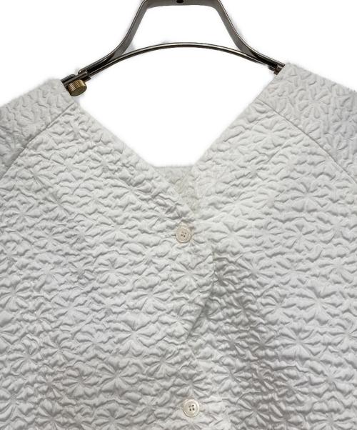 anana（アナナ）anana (アナナ) ふくれフラワージャガードチュニックブラウス ホワイト サイズ:Fの古着・服飾アイテム