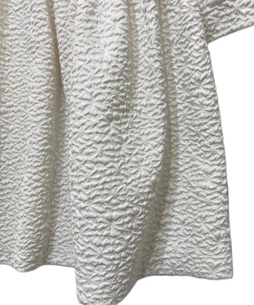 anana（アナナ）anana (アナナ) ふくれフラワージャガードチュニックブラウス ホワイト サイズ:Fの古着・服飾アイテム