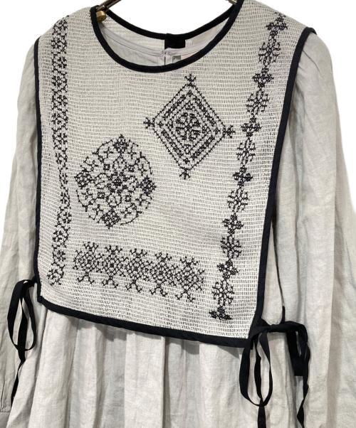 TSUHARU by samansa Mos2（ツハル バイ サマンサモスモス）TSUHARU by Samansa Mos2 (ツハル バイ サマンサモスモス) メッシュ刺繍ベスト付きワンピース グレー サイズ:Fの古着・服飾アイテム