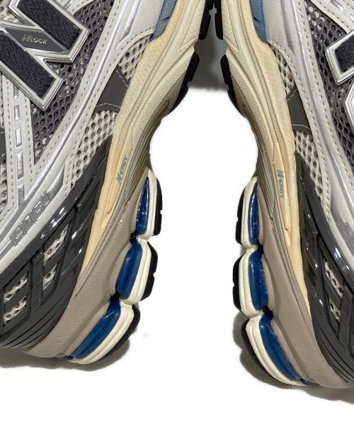 asics（アシックス）asics (アシックス) U1906NA グレー×アイボリー サイズ:25の古着・服飾アイテム