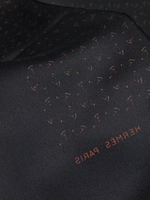 HERMES（エルメス）HERMES (エルメス) 総柄シルクスカーフ オレンジ×ブラックの古着・服飾アイテム