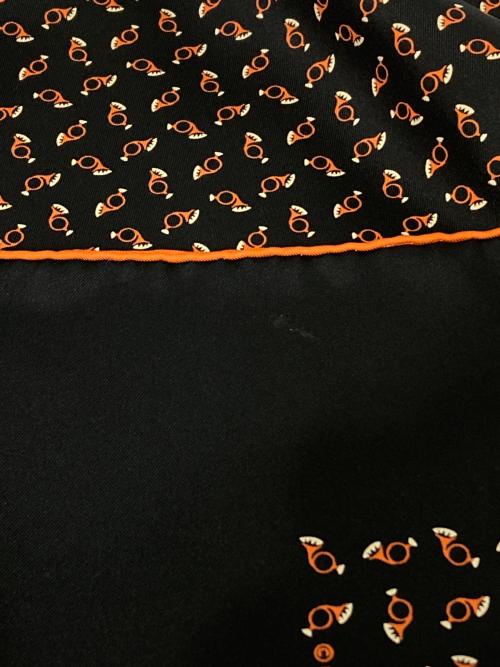 HERMES（エルメス）HERMES (エルメス) 総柄シルクスカーフ オレンジ×ブラックの古着・服飾アイテム