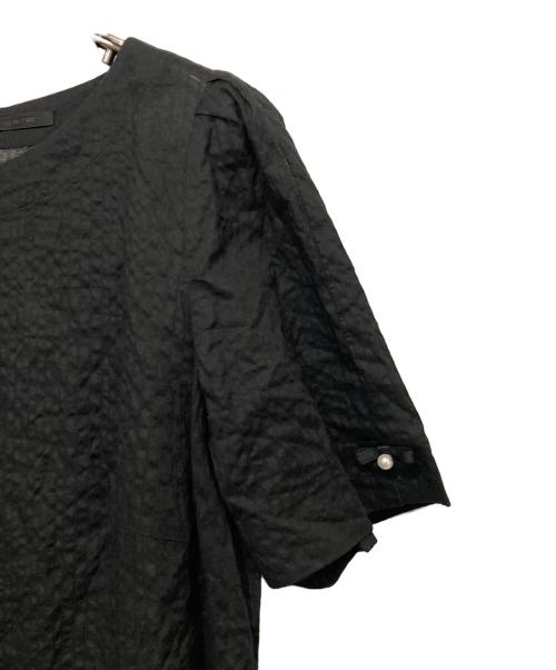 TO BE CHIC（トゥービーシック）TO BE CHIC (トゥービーシック) ウエーブローン チュニックブラウス ブラック サイズ:42の古着・服飾アイテム