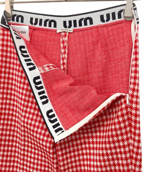 MIU MIU（ミュウミュウ）MIU MIU (ミュウミュウ) ウエストロゴフレアパンツ アイボリー×レッド サイズ:40Sの古着・服飾アイテム