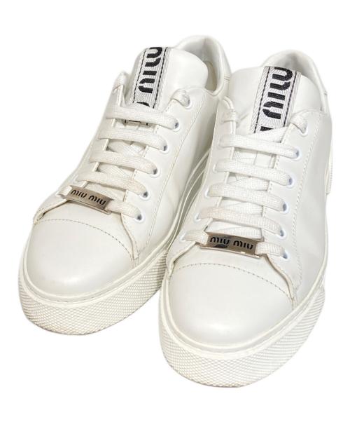 MIU MIU（ミュウミュウ）MIU MIU (ミュウミュウ) ロゴレザースニーカー ホワイト サイズ:38.5の古着・服飾アイテム