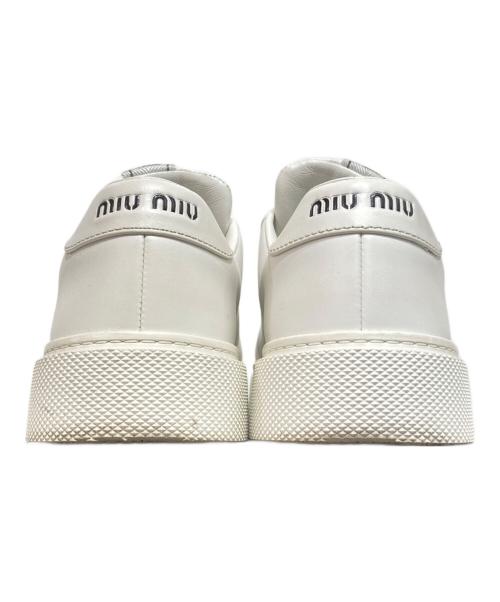 MIU MIU（ミュウミュウ）MIU MIU (ミュウミュウ) ロゴレザースニーカー ホワイト サイズ:38.5の古着・服飾アイテム