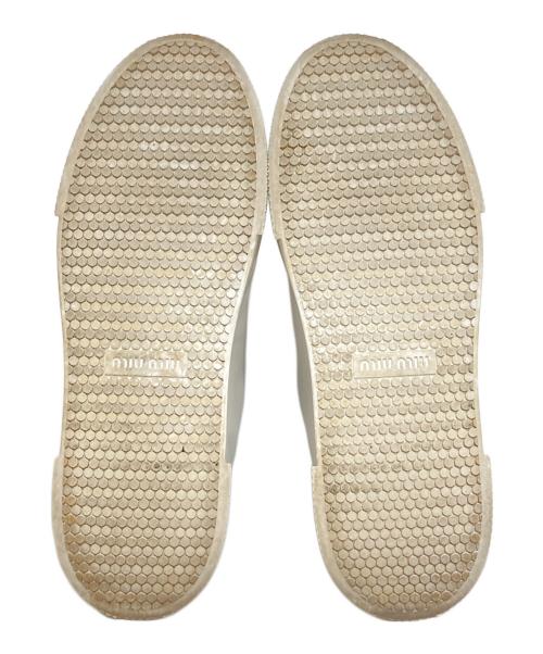 MIU MIU（ミュウミュウ）MIU MIU (ミュウミュウ) ロゴレザースニーカー ホワイト サイズ:38.5の古着・服飾アイテム