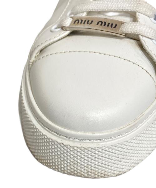 MIU MIU（ミュウミュウ）MIU MIU (ミュウミュウ) ロゴレザースニーカー ホワイト サイズ:38.5の古着・服飾アイテム