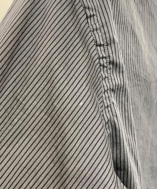 JOHN LAWRENCE SULLIVAN（ジョン ローレンス サリバン）JOHN LAWRENCE SULLIVAN (ジョン ローレンス サリバン) STRIPED BROADCLOTH REGULAR COLLAR SHIRT グレー サイズ:44の古着・服飾アイテム