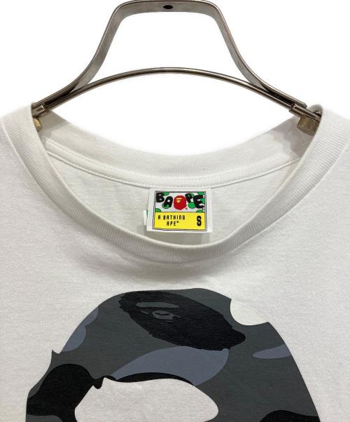 A BATHING APE（アベイシングエイプ）A BATHING APE (アベイシングエイプ) カモ柄Tシャツ ホワイト サイズ:Sの古着・服飾アイテム