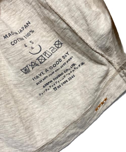 45R（フォーティファイブ・アール）45R (フォーティファイブ・アール) レイサーフプリントの45星Tシャツ ベージュ サイズ:★★★★(4)の古着・服飾アイテム