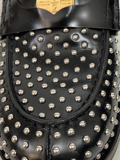 MIU MIU（ミュウミュウ）MIU MIU (ミュウミュウ) スタッズトリムローファー ブラック サイズ:39の古着・服飾アイテム