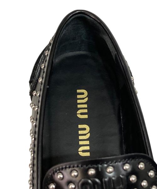 MIU MIU（ミュウミュウ）MIU MIU (ミュウミュウ) スタッズトリムローファー ブラック サイズ:39の古着・服飾アイテム