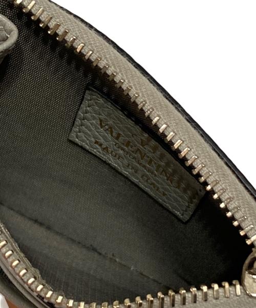 VALENTINO GARAVANI（ヴァレンティノ・ガラヴァーニ）VALENTINO GARAVANI (ヴァレンティノ・ガラヴァーニ) スタッズコインケース ライトグレーの古着・服飾アイテム