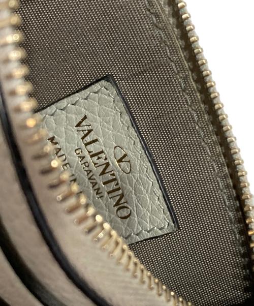 VALENTINO GARAVANI（ヴァレンティノ・ガラヴァーニ）VALENTINO GARAVANI (ヴァレンティノ・ガラヴァーニ) スタッズコインケース ライトグレーの古着・服飾アイテム