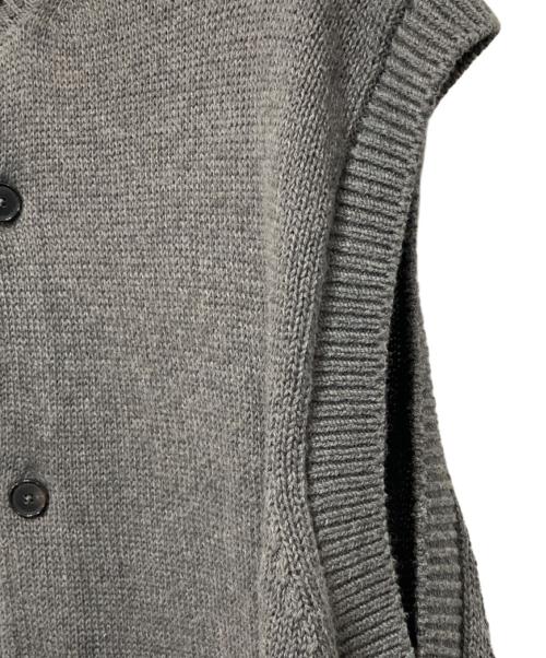 JOHN MASON SMITH（ジョンメイソンスミス）JOHN MASON SMITH (ジョンメイソンスミス) 7G CREW NECK FRONT BUTTON VEST グレー サイズ:Mの古着・服飾アイテム
