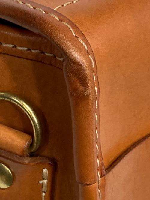 Herz（ヘルツ）Herz (ヘルツ) 2WAYレザーショルダーバッグ ベージュの古着・服飾アイテム