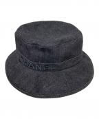 CHANELシャネル）の古着「ロゴ刺繍デニムバケットハット」｜ブラック