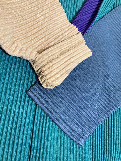 HOMME PLISSE ISSEY MIYAKE（オム プリッセ イッセイ ミヤケ）HOMME PLISSE ISSEY MIYAKE (オム プリッセ イッセイ ミヤケ) カラーブロックオーバーサイズジャケット ベージュ×グリーン サイズ:-の古着・服飾アイテム