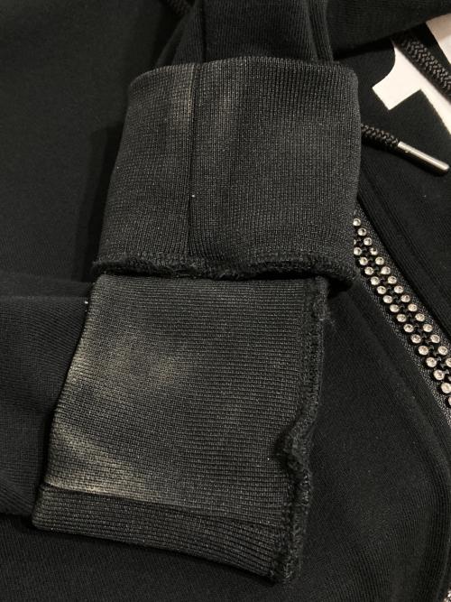 1PIU1UGUALE3 RELAX（ウノピゥウノウグァーレトレ リラックス）1PIU1UGUALE3 RELAX (ウノピゥウノウグァーレトレ リラックス) DIAGONAL LOGO HOODIE/ラインストーンジップパーカー ブラック サイズ:Mの古着・服飾アイテム