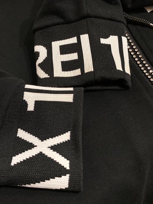 1PIU1UGUALE3 RELAX（ウノピゥウノウグァーレトレ リラックス）1PIU1UGUALE3 RELAX (ウノピゥウノウグァーレトレ リラックス) DIAGONAL LOGO HOODIE/ラインストーンジップパーカー ブラック サイズ:Mの古着・服飾アイテム