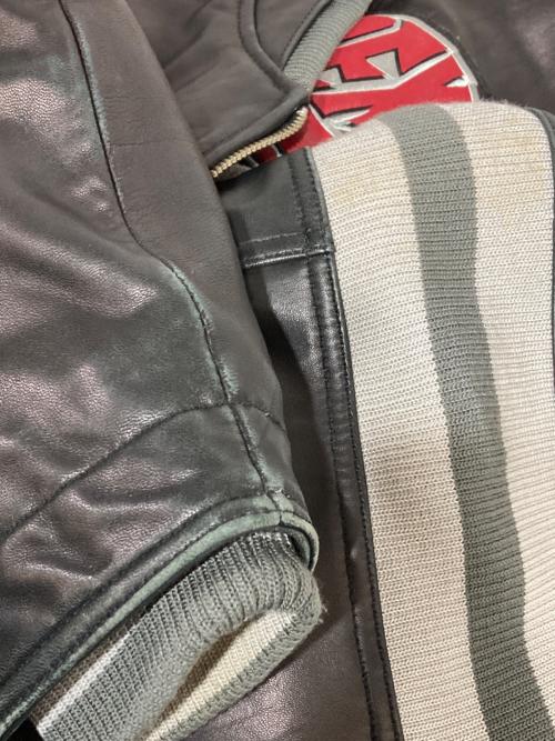 AVIREX（アヴィレックス）AVIREX (アヴィレックス) レザー刺繍スタジャン レッド×ブラック サイズ:XLの古着・服飾アイテム