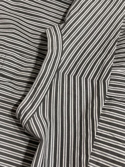 YLEVE（イレーヴ）YLEVE (イレーヴ) バンドカラー ストライププルオーバー グレーの古着・服飾アイテム