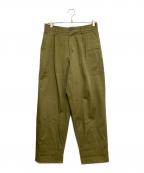 UNIVERSAL PRODUCTS.ユニバーサルプロダクツ）の古着「COTTON 1TUCK TROUSERS」｜カーキ