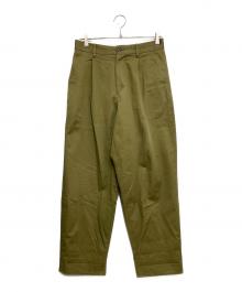 UNIVERSAL PRODUCTS.（ユニバーサルプロダクツ）の古着「COTTON 1TUCK TROUSERS」｜カーキ