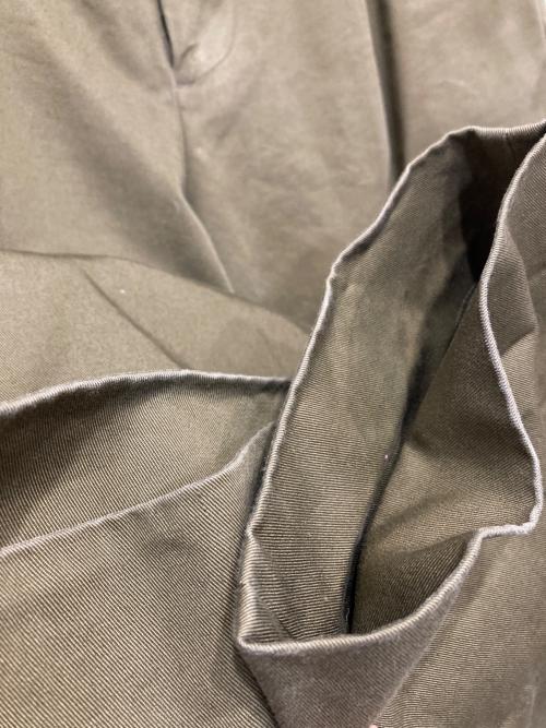 UNIVERSAL PRODUCTS.（ユニバーサルプロダクツ）UNIVERSAL PRODUCTS. (ユニバーサルプロダクツ) COTTON 1TUCK TROUSERS カーキ サイズ:2の古着・服飾アイテム
