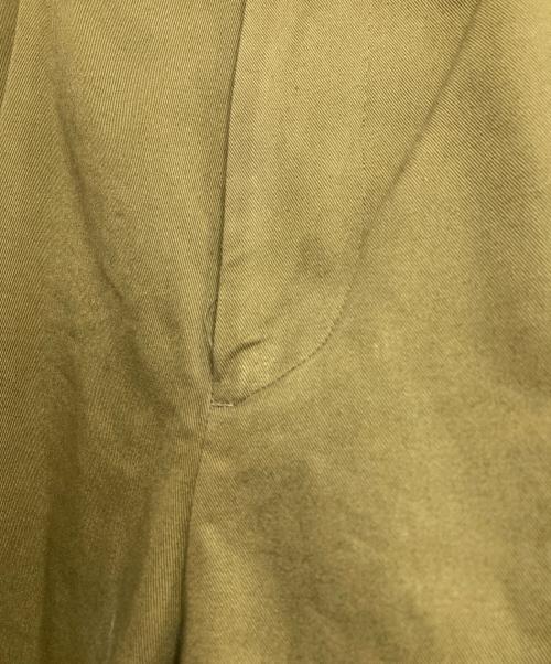 UNIVERSAL PRODUCTS.（ユニバーサルプロダクツ）UNIVERSAL PRODUCTS. (ユニバーサルプロダクツ) COTTON 1TUCK TROUSERS カーキ サイズ:2の古着・服飾アイテム