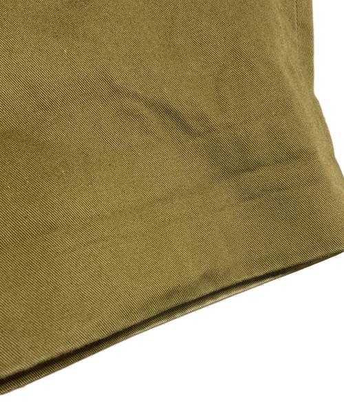 UNIVERSAL PRODUCTS.（ユニバーサルプロダクツ）UNIVERSAL PRODUCTS. (ユニバーサルプロダクツ) COTTON 1TUCK TROUSERS カーキ サイズ:2の古着・服飾アイテム