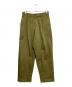 UNIVERSAL PRODUCTS.（ユニバーサルプロダクツ）の古着「COTTON 1TUCK TROUSERS」｜カーキ