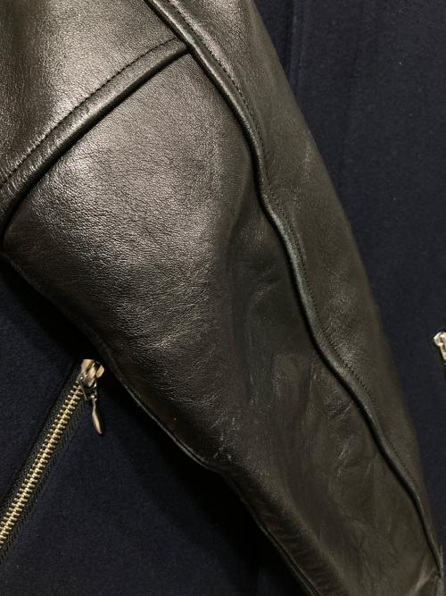 JOHN LAWRENCE SULLIVAN（ジョン ローレンス サリバン）JOHN LAWRENCE SULLIVAN (ジョン ローレンス サリバン) レザースリーブスタジャン ネイビー×ブラック サイズ:36の古着・服飾アイテム