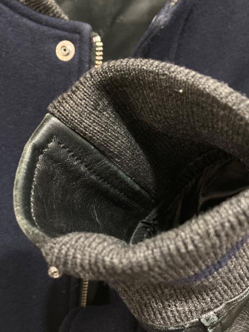 JOHN LAWRENCE SULLIVAN（ジョン ローレンス サリバン）JOHN LAWRENCE SULLIVAN (ジョン ローレンス サリバン) レザースリーブスタジャン ネイビー×ブラック サイズ:36の古着・服飾アイテム