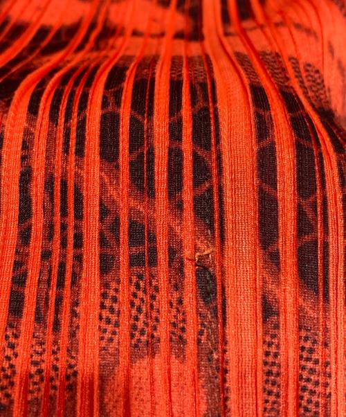 PLEATS PLEASE（プリーツプリーズ）PLEATS PLEASE (プリーツプリーズ) プリーツベスト ブラック×レッド サイズ:3の古着・服飾アイテム