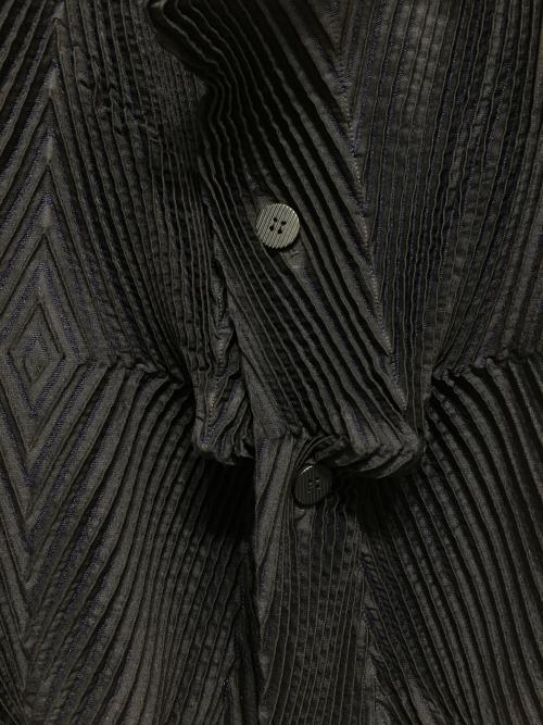 ISSEY MIYAKE（イッセイミヤケ）ISSEY MIYAKE (イッセイミヤケ) 3D steam stretch pleat jacket ブラック×ネイビー サイズ:2の古着・服飾アイテム