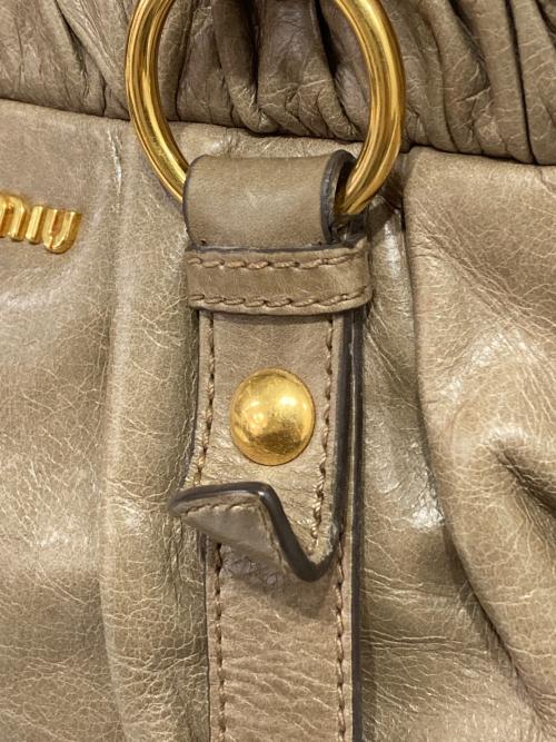 MIU MIU（ミュウミュウ）MIU MIU (ミュウミュウ) VITELLO LUX-2WAYショルダーバッグ ベージュの古着・服飾アイテム