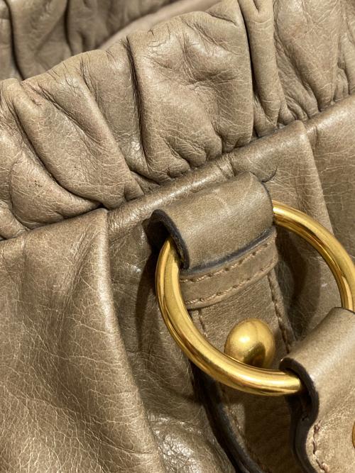 MIU MIU（ミュウミュウ）MIU MIU (ミュウミュウ) VITELLO LUX-2WAYショルダーバッグ ベージュの古着・服飾アイテム