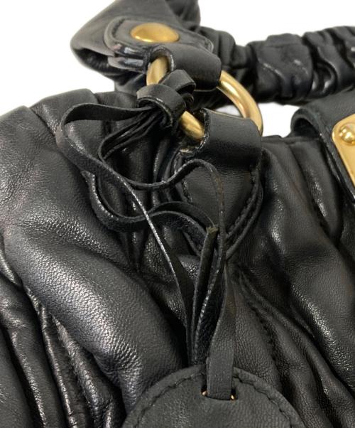 MIU MIU（ミュウミュウ）MIU MIU (ミュウミュウ) マトラッセハンドバッグ ブラックの古着・服飾アイテム